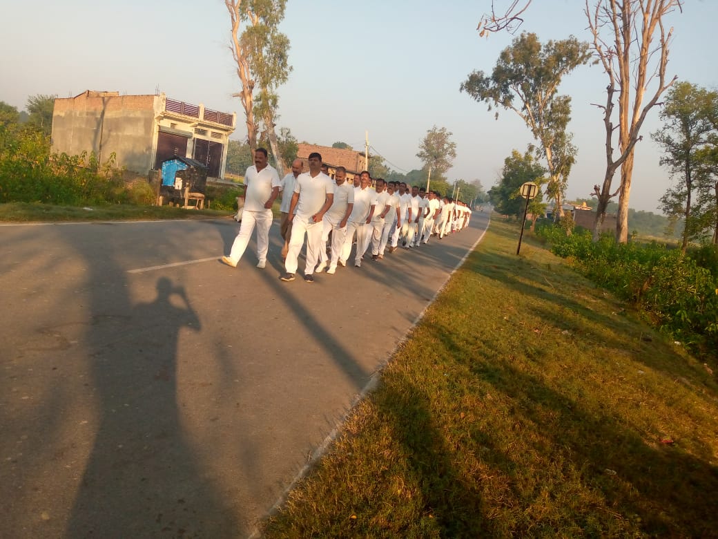 balrampurpolice's tweet photo. #BalrampurPolice
लौह पुरुष सरदार वल्लभ भाई पटेल की जयंती एवं #राष्ट्रीय_एकता_दिवस के अवसर पर जनपद के समस्त प्रभारी निरीक्षक/ थानाध्यक्ष द्वारा थाना क्षेत्र में आयोजित ‘रन फॉर यूनिटी’ रैली में प्रतिभाग किया गया।
#RunForUnityUP https://t.co/o2JWuv1Mnu