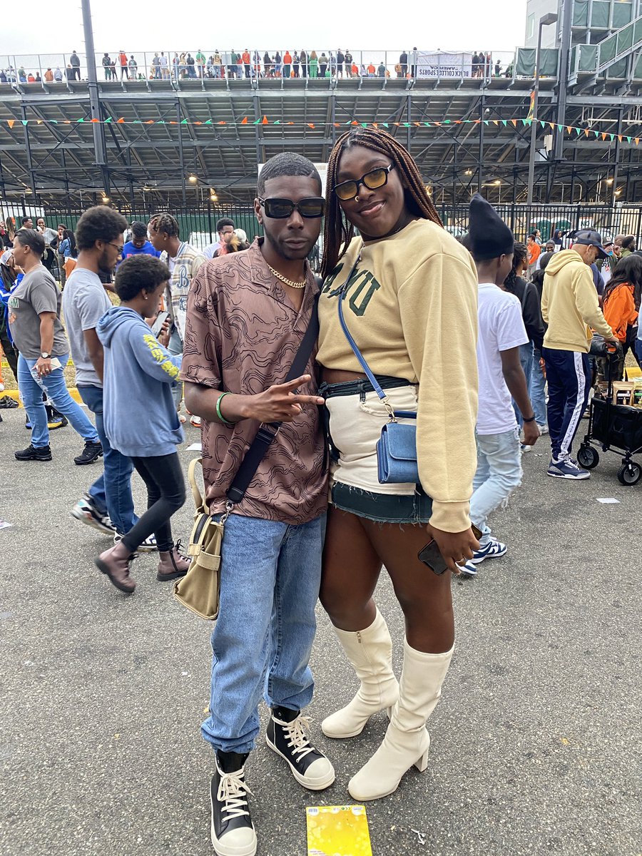 HOLLYWOODBEEZYY's tweet image. hoco mini dump… love &amp;amp; charity vibes #famumade 🧡💚