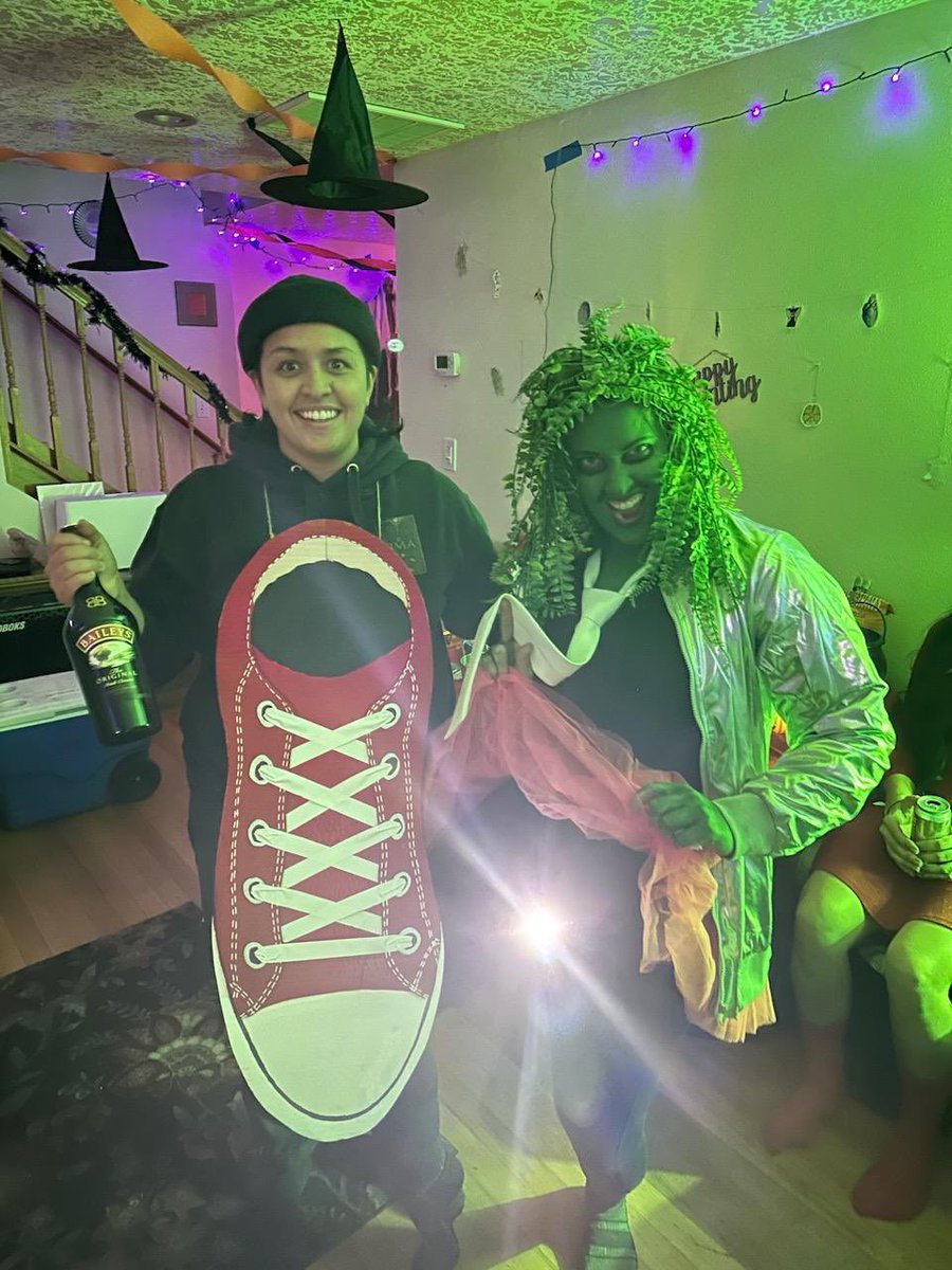 imkimbodinii's tweet photo. βEver drunk @BaileysOfficial from shoe?β
#oldgreg #couplescostume #themightyboosh https://t.co/q7WMNCkUji