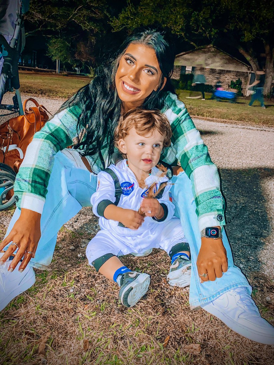 dustiray_'s tweet photo. My little alien and astronaut are outta this world 💫 https://t.co/5Tzori0uAP