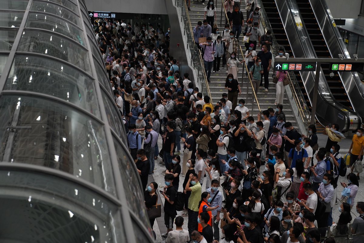 szdaily1's tweet photo. The #GangxiaNorthStation on #Metro #Line14 has become an instant sensation after it was officially put into service Friday. Over the weekend a large number of residents& #commuters flocked to the stunning,#instagrammable landmark to take first shots and mark the memorable event. https://t.co/gr3JGeT3IG