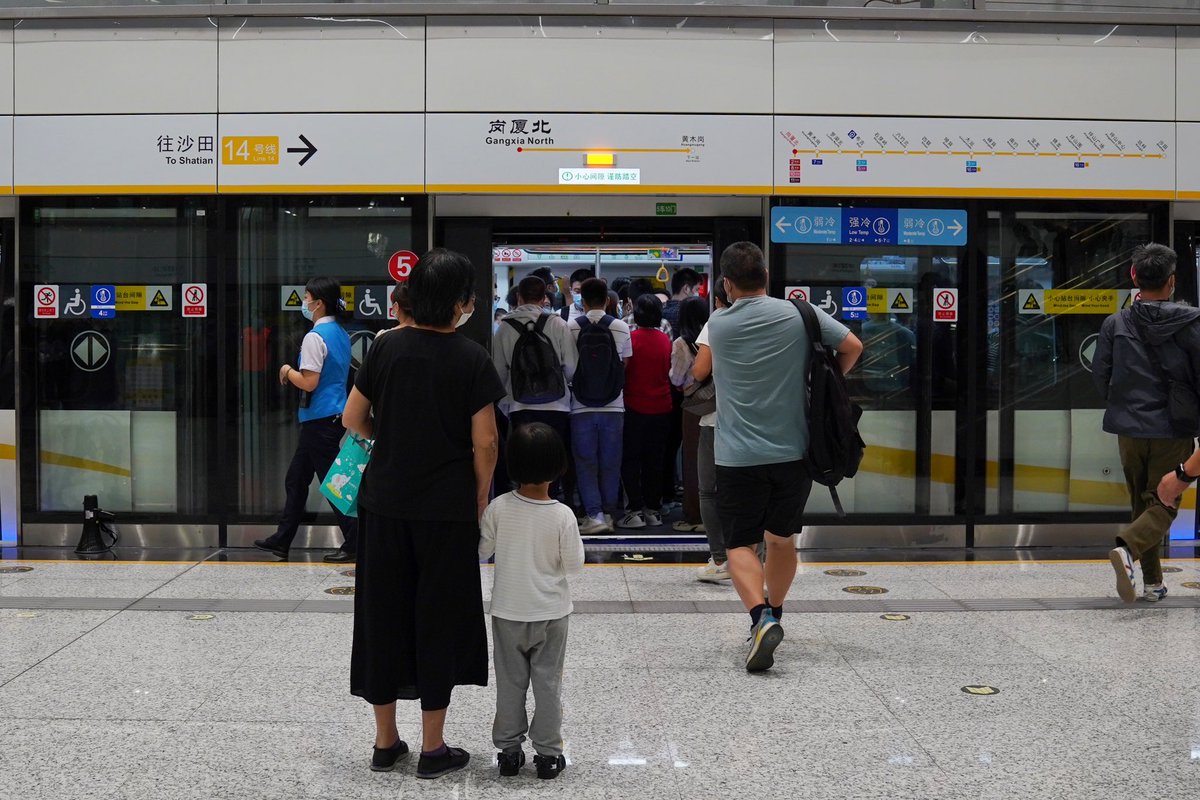 szdaily1's tweet photo. The #GangxiaNorthStation on #Metro #Line14 has become an instant sensation after it was officially put into service Friday. Over the weekend a large number of residents& #commuters flocked to the stunning,#instagrammable landmark to take first shots and mark the memorable event. https://t.co/gr3JGeT3IG