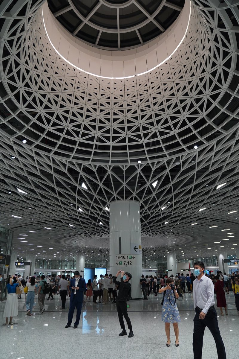 szdaily1's tweet photo. The #GangxiaNorthStation on #Metro #Line14 has become an instant sensation after it was officially put into service Friday. Over the weekend a large number of residents& #commuters flocked to the stunning,#instagrammable landmark to take first shots and mark the memorable event. https://t.co/gr3JGeT3IG