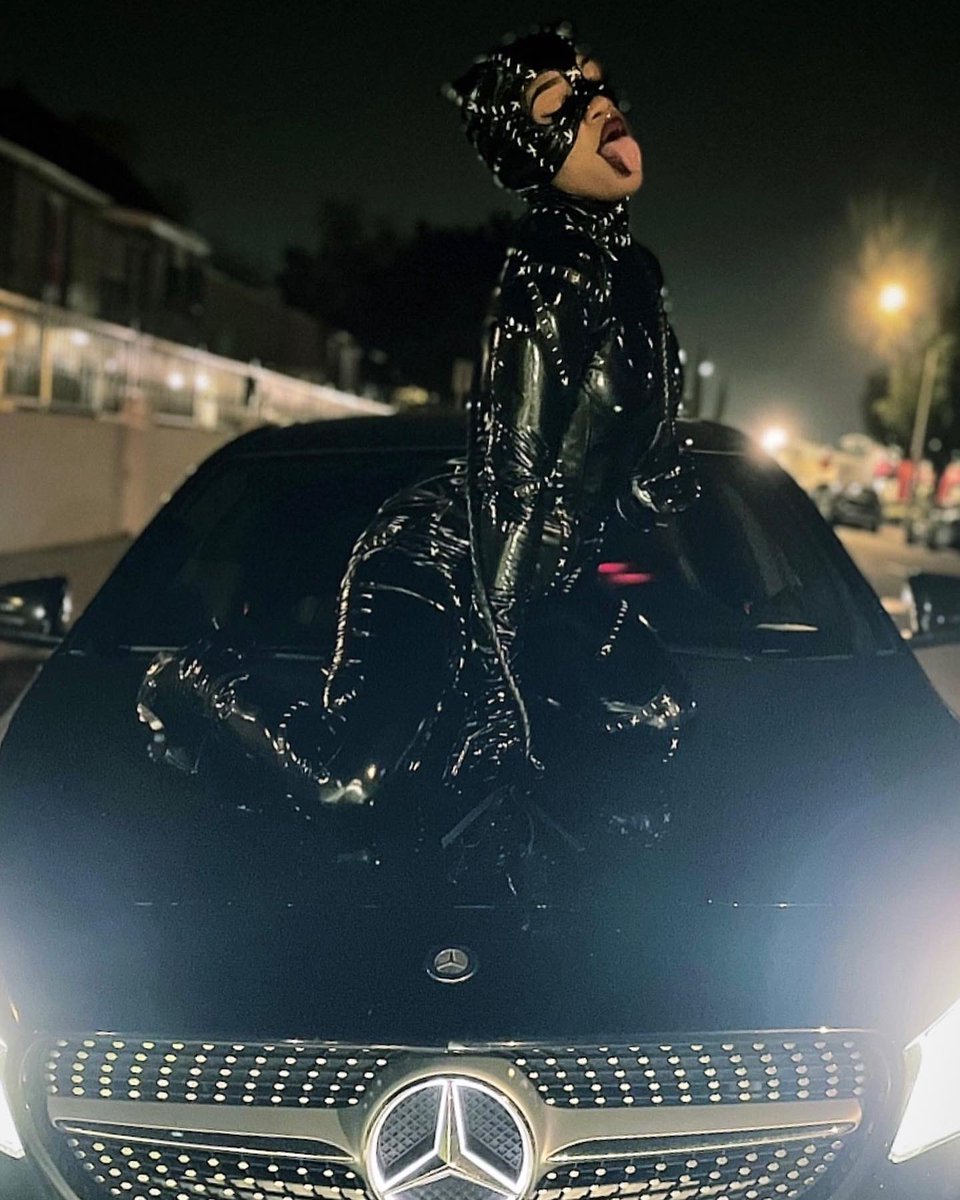 Caliikryss's tweet photo. What a purrrrfect night 😻😈 https://t.co/vMVxhYZijv