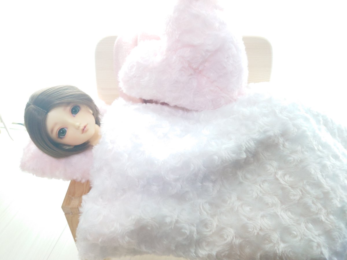 KiminoOFURO's tweet photo. 練る時のリリア❤
このあいだ作ったブランケットかけて寝てるの❤
手袋はなんど縫っても上手くいかないから素材を見直すね。
#DIY
#編み物
#sd
#sdcoco
#sd_coco
#sdここ
#superdollfie
#スーパードルフィー
#volks
#volksdoll
#bjd
#doll
#うちのこかわいい
#うちの子かわいい
#Lilia https://t.co/3JyuWP5xI1