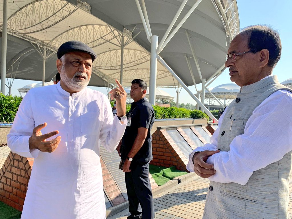 OfficeofSSC's tweet photo. मुख्यमंत्री श्री @ChouhanShivraj ने हैदराबाद स्थित @kanhashantivan में आयोजित ध्यान सत्र में सम्मिलित होने से पहले आदरणीय श्री @kamleshdaaji के साथ वाटर हार्वेस्टिंग सिस्टम से युक्त उच्च गुणवत्ता की सड़कों की तकनीक को समझा व @heartfulness सेंटर का निरीक्षण किया। https://t.co/eSv65hTs5H