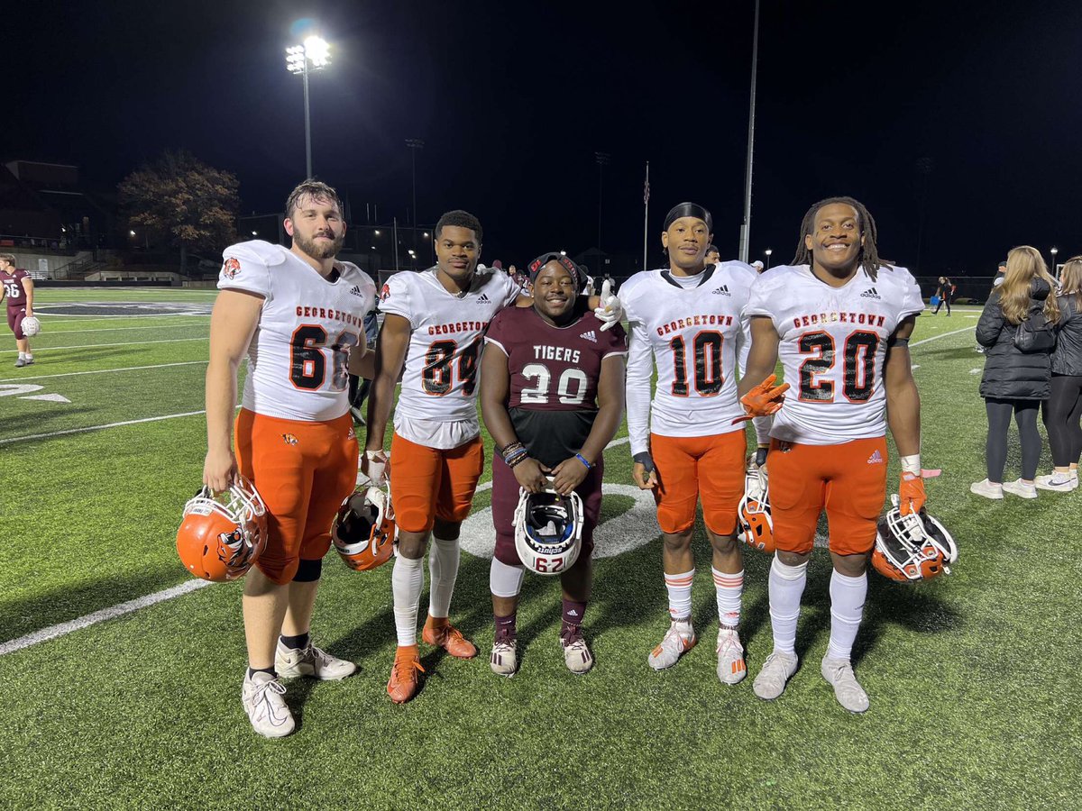 <a href="/coachwesj/">Coach Wes Johnson</a> @jimmyre1 <a href="/PLDunbarFB/">PLD Bulldogs Football</a> The boys reunited 💪🏾