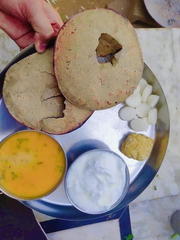 RajsthanCulture's tweet photo. बाजरे की रोटी में खोबा करके देसी घी डाला हुआ हो।
 राई-लहसुन का तड़का लगा खाटा हो। खट्टी-मीठी गुड़ की भेली का मिठास छप्पन भोग से भी श्रेष्ठ होता है।
 राबड़ी और दही में चूर्योड़ी रोटी भी घणी स्वाद लागै सा..!!
पधारो सा #ठेठ_देसी https://t.co/KgmXYZIkB8