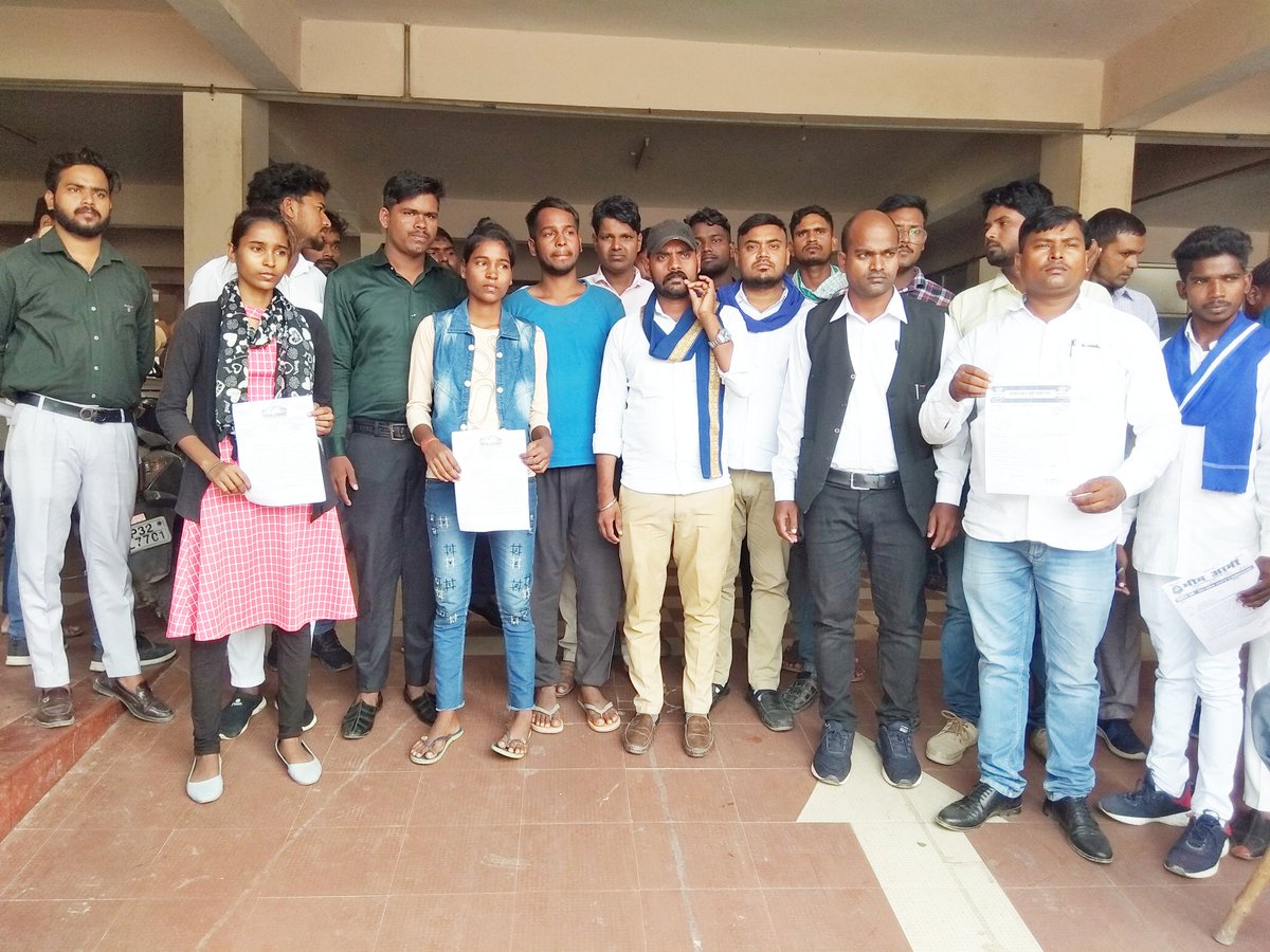 AwaazNb's tweet photo. मौर्य दंपत्ति हत्याकांड जनपद आजमगढ़ थाना अहिरौला ग्राम सभा पारा
इंद्रपाल मौर्य पत्नी शकुंतला मौर्य दोनों लोगों की 4 महीने पहले अपहरण के बाद निर्मम हत्या कर दी गई थी तीनों बच्चे लगातार 12 दिनों से भूख हड़ताल पर हैं अपराधियों की कोई गिरफ्तारी नहीं हुई है @BhimArmyChief @dmazamgarh https://t.co/6ARpt36YrK