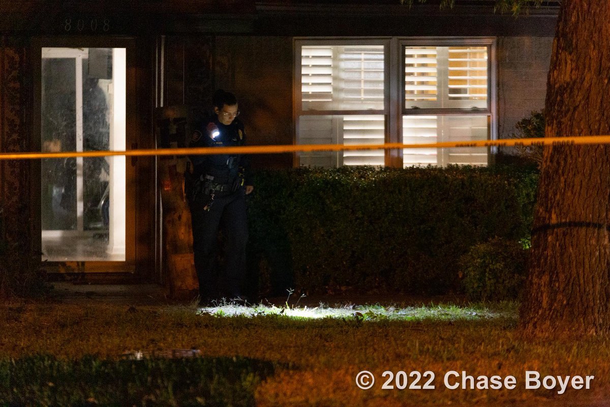 newsphotogchase's tweet photo. #BREAKING @NRHPD is investigating a shooting that left a man wounded after a family disturbance Saturday evening. #DFWNews https://t.co/1OJGjW7SQo