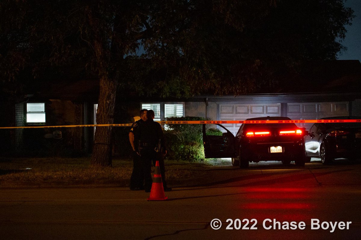 newsphotogchase's tweet photo. #BREAKING @NRHPD is investigating a shooting that left a man wounded after a family disturbance Saturday evening. #DFWNews https://t.co/1OJGjW7SQo