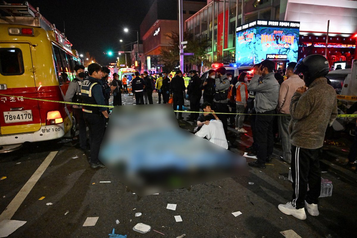 inquirerdotnet's tweet photo. [Trigger Warning: Graphic content]

LOOK: South Korea’s President Yoon Suk-yeol declared a period of national mourning Sunday, after a deadly stampede at a packed Halloween event in the district of Itaewon in Seoul. | 📷: AFP https://t.co/6W0rzM9BQ7