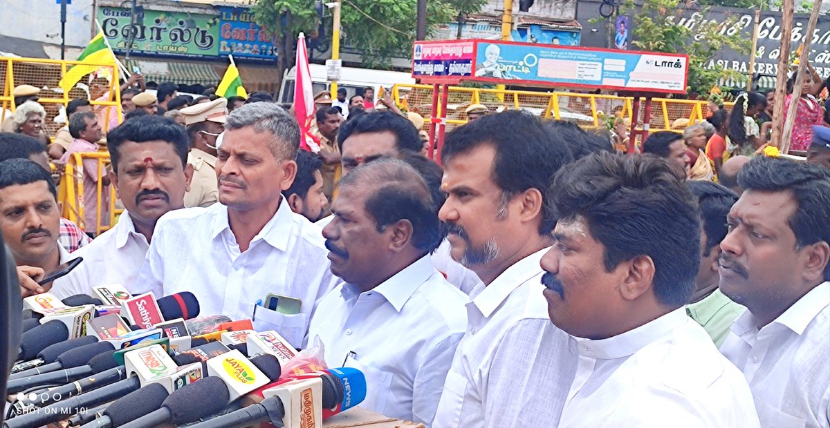 PmkGkm's tweet photo. மதுரை கோரிப்பாளையம் தேவர் சிலை அருகில் பத்திரிகையாளர்களுக்கு பேட்டி அளித்தபோது... https://t.co/6kxPxU492d