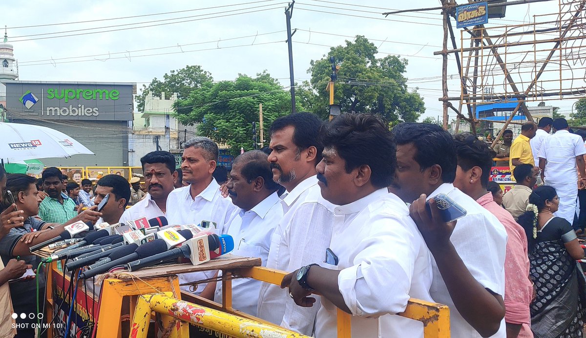 PmkGkm's tweet photo. மதுரை கோரிப்பாளையம் தேவர் சிலை அருகில் பத்திரிகையாளர்களுக்கு பேட்டி அளித்தபோது... https://t.co/6kxPxU492d