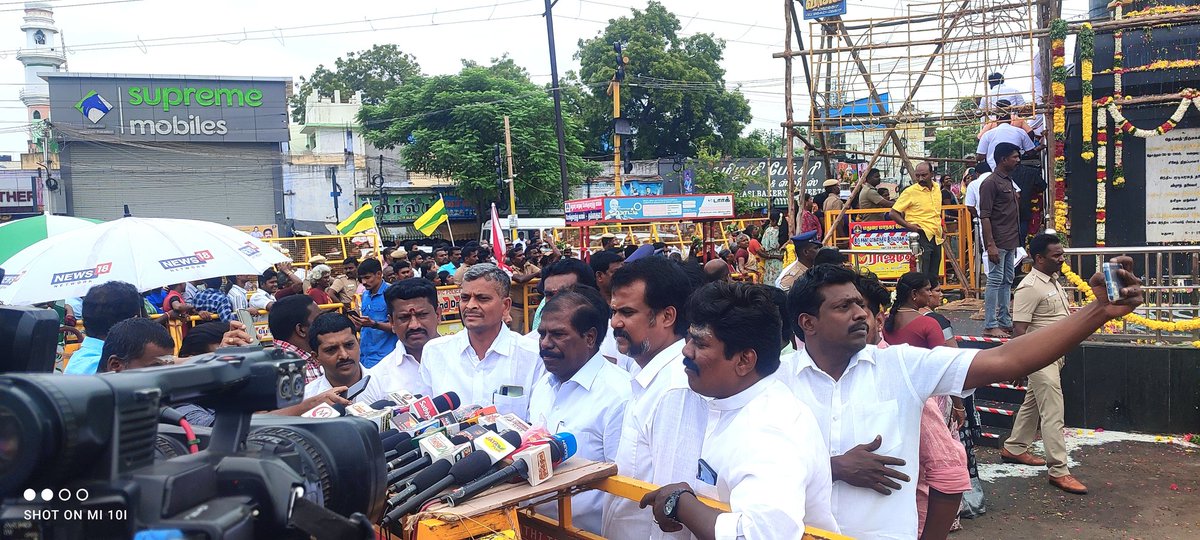 PmkGkm's tweet photo. மதுரை கோரிப்பாளையம் தேவர் சிலை அருகில் பத்திரிகையாளர்களுக்கு பேட்டி அளித்தபோது... https://t.co/6kxPxU492d