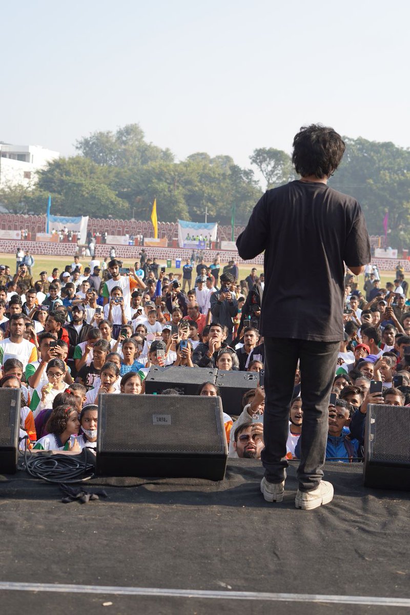 DehradunPolice's tweet image. #RunForUnity और #RunAgainstDrugs की थीम पर #UttarakhandPolice द्वारा आयोजित हंस फाउंडेशन #DehradunMarathon2022 के लिए विदेश से आए धावकों ने गर्मजोशी दिखाई। #उत्तराखंडपुलिस मैराथन @PMOIndia @HMOIndia @ukcmo @pushkardami @AshokKumar_IPS