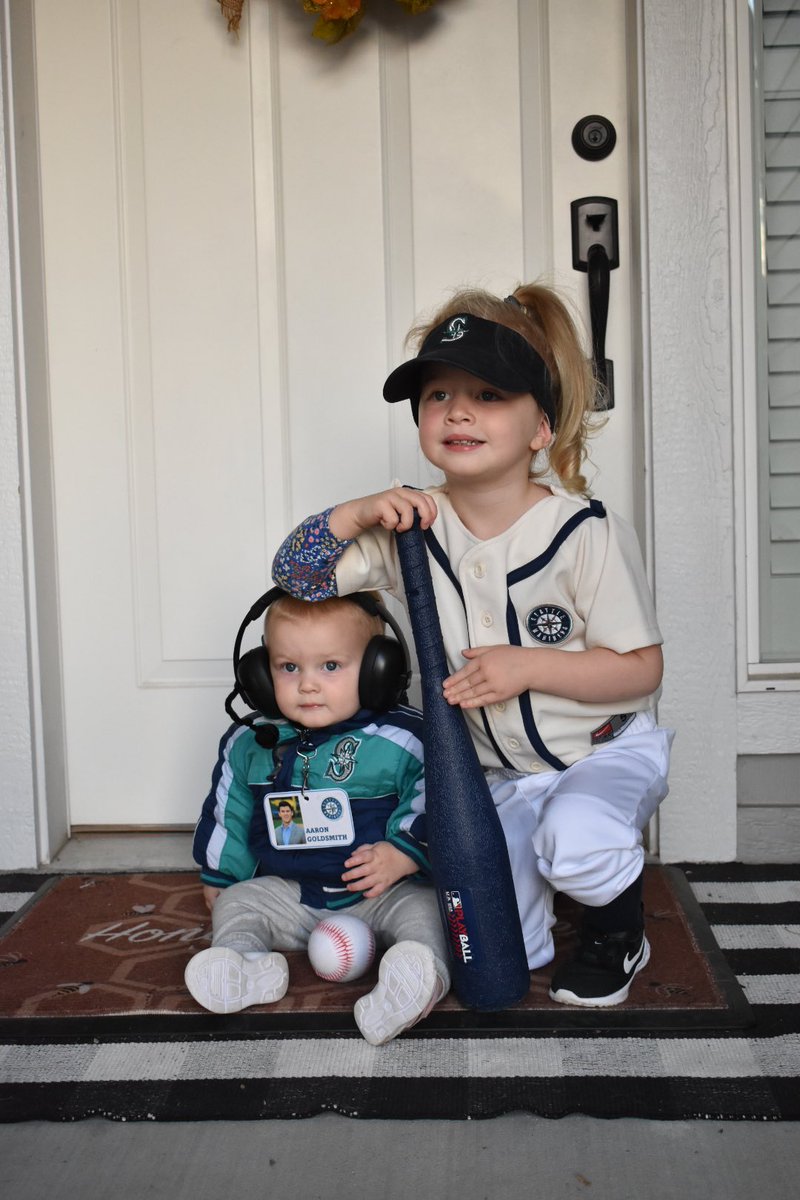BriMiller5's tweet photo. When your 3-year-old picks the family costumes and dubs herself Julio Rodriguez and decides her little sis is @heygoldy 🫶🏼🙌🏼😂 #GoodVibesOnly https://t.co/oFZSUXkfsN