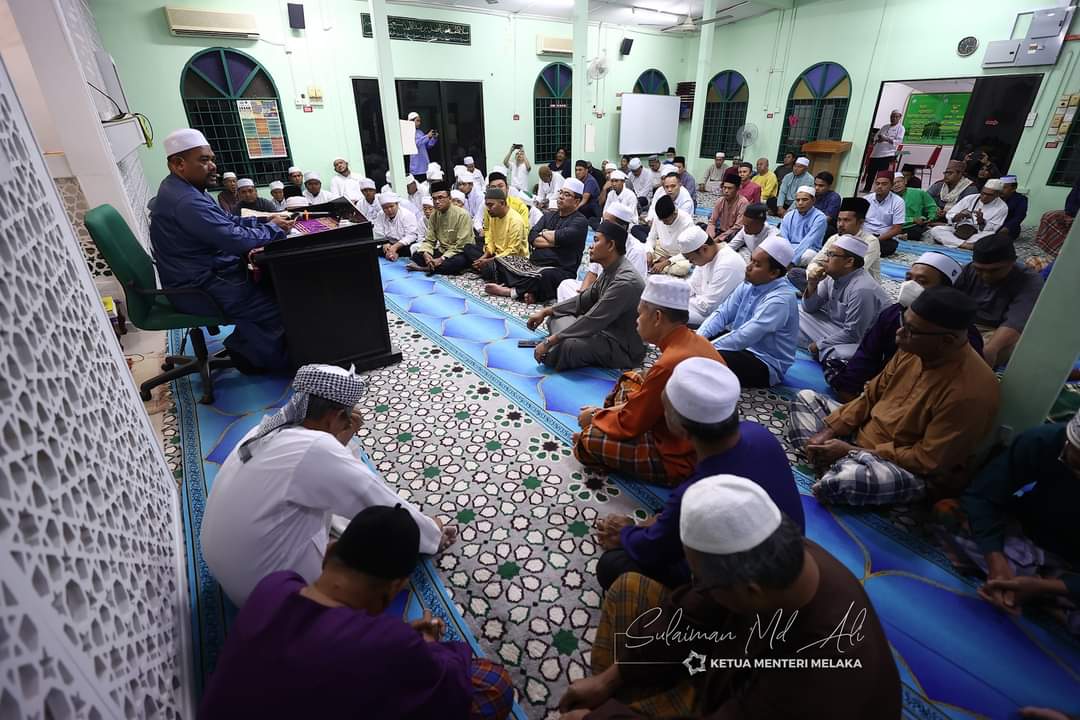 Alhamdulillah...pagi subuh yg barakah 30.10.22 bersama YAB Ketua Menteri Melaka mendengar kuliah subuh di Masjid Al-Ikhwan Kg Kemuning, Alor Gajah