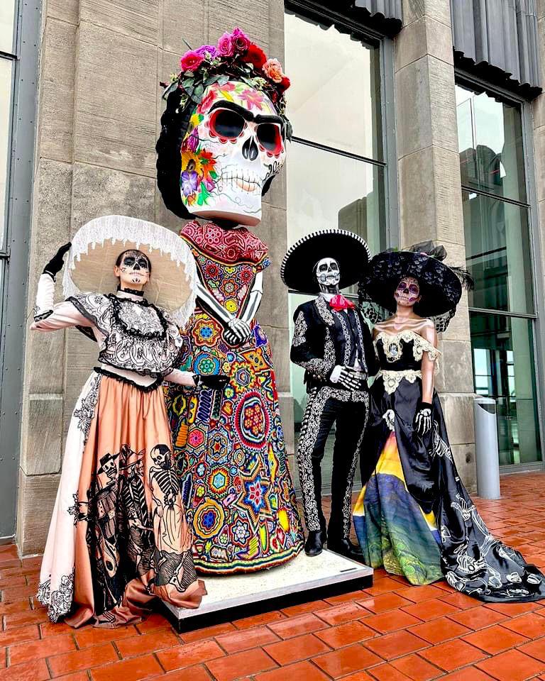 SRE_mx's tweet photo. 📸 Desde Mictlán, hasta la Gran Manzana, llegaron el Charro Catrín y las Catrinas a Nueva York.
El @ConsulMexNuy se prepara para festejar la primera procesión del #DíaDeMuertos, como parte de la #MexicoWeek.
🇲🇽🤝🇺🇸 https://t.co/pbF7pwWkK8