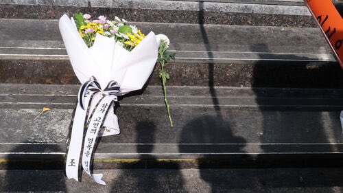 historiente's tweet photo. #CoreadelSur 🇰🇷 Ciudadanos muestran sus condolencias desde el amanecer de este domingo 30 octubre. El país se ha declaró en luto nacional por la tragedia de Itaewon, en Corea del Sur. #이태원사고 #Itaewon #SouthKorea #Seoul https://t.co/MWwdcSGNiA