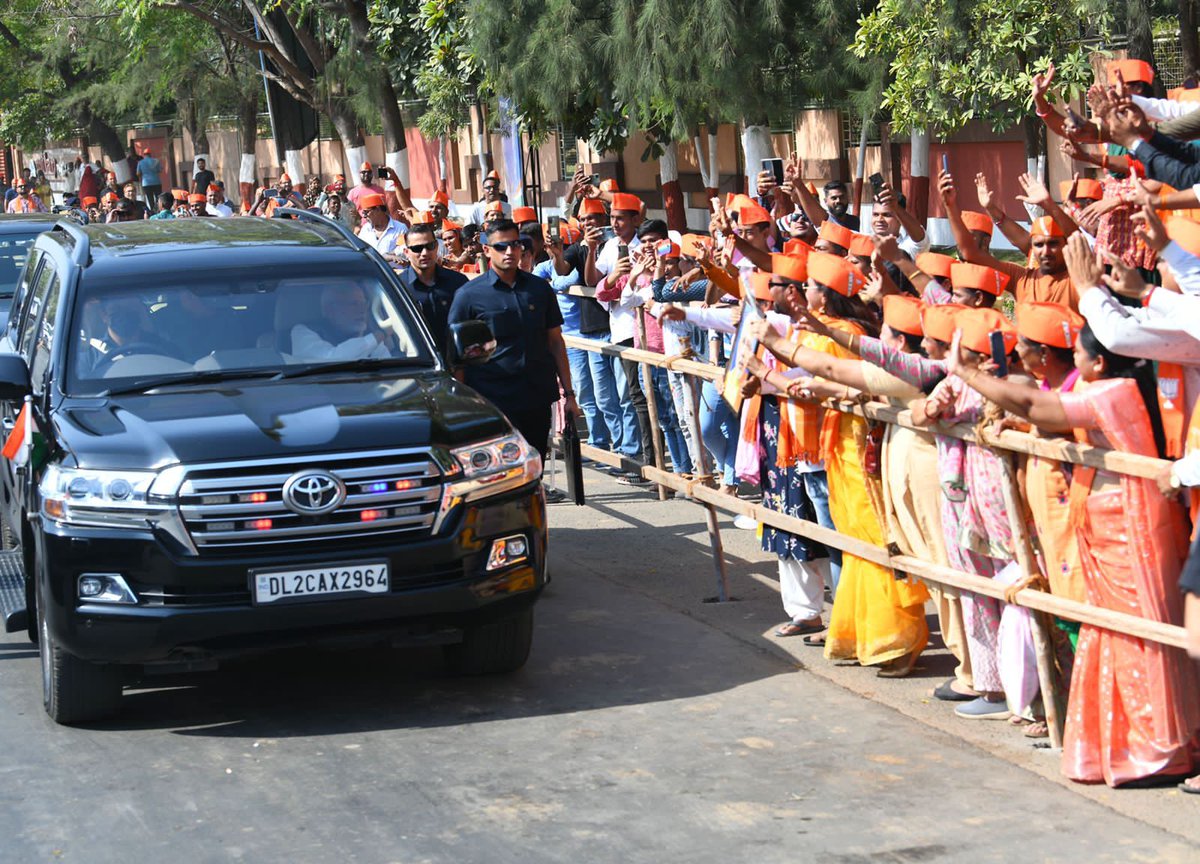 A Rousing welcome for Hon'ble PM Shri @narendramodi ji at Vadodara.. #Vadodara4Vikas