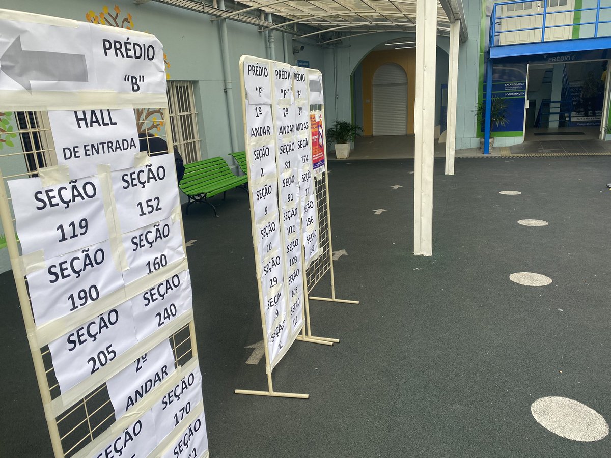 No Colégio Bom Conselho, um dos maiores locais de votação da capital, já tem pessoas aguardando. Movimento é tranquilo. Em relação ao tempo, chama a atenção a presença de vento e abafamento. <a href="/gzhdigital/">GZH</a> #EleiçõesnaGaúcha #EleiçõesRBS2022