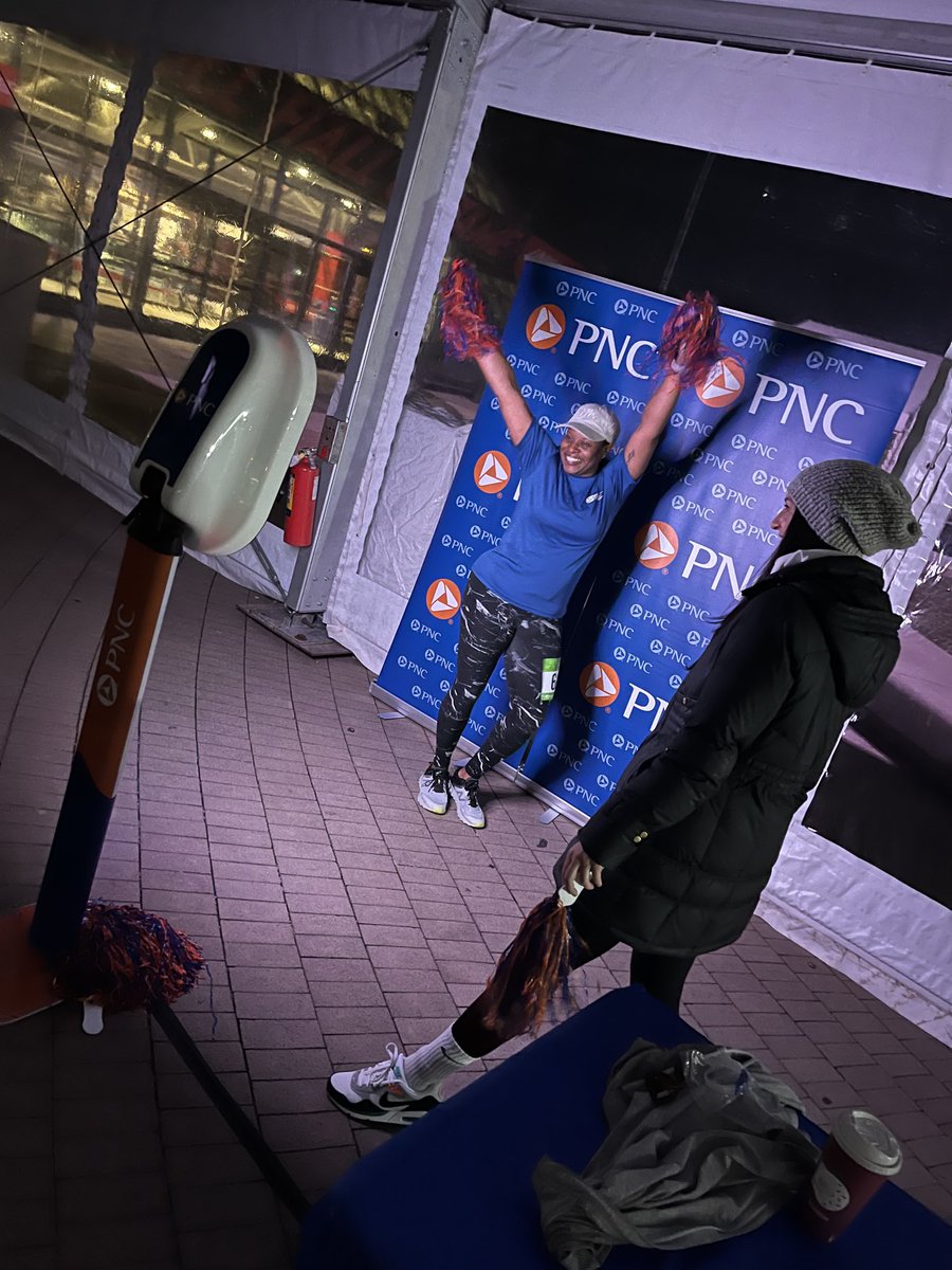 ErinD_PNC's tweet photo. It’s ⁦@RockHallHalf⁩ day in Cleveland and ⁦@PNCBank⁩ is ready to go! Stop by to get some cheer cards, pom poms and your photo taken! Good luck this morning runners!! #runwithPNC 🏃🏽‍♀️💙🏃🏽‍♂️🧡 https://t.co/GuYki8SvnO