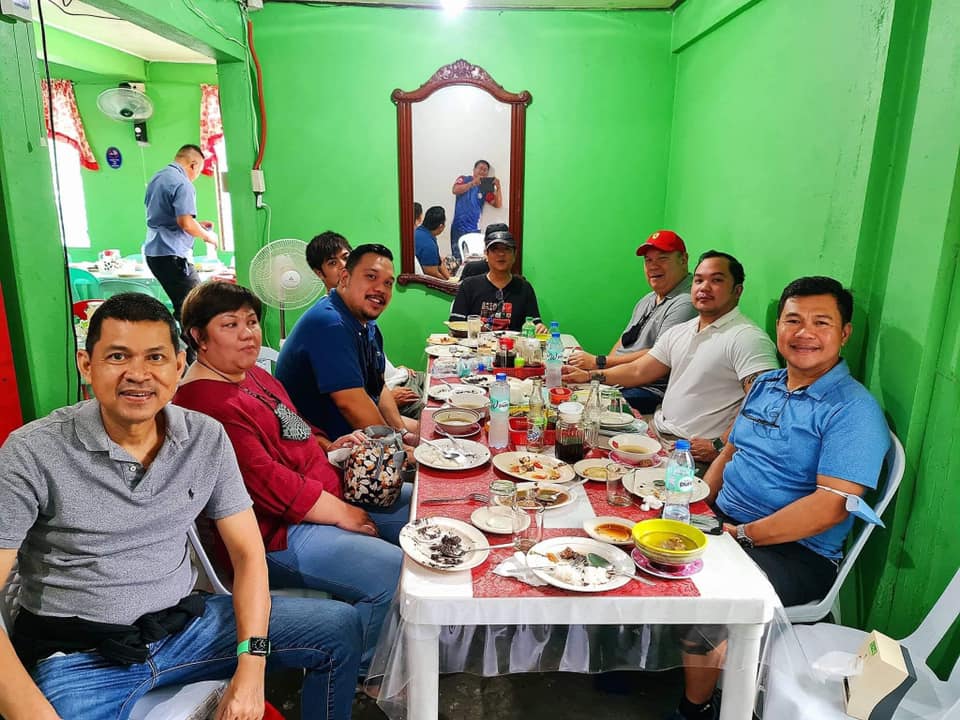 PIACaraga's tweet photo. PBBM IN ILOCOS NORTE

In a post shared by Dawang's Eatery sa Laoag, President Ferdinand R. Marcos Jr. spends Sunday lunch in one of the popular food joints in Laoag City.

Photo: Dawang’s Eatery sa Laoag

#ExplainExplainExplain
#LagingHandaPH

https://t.co/erV1Br822H https://t.co/FLbrMmXzKB