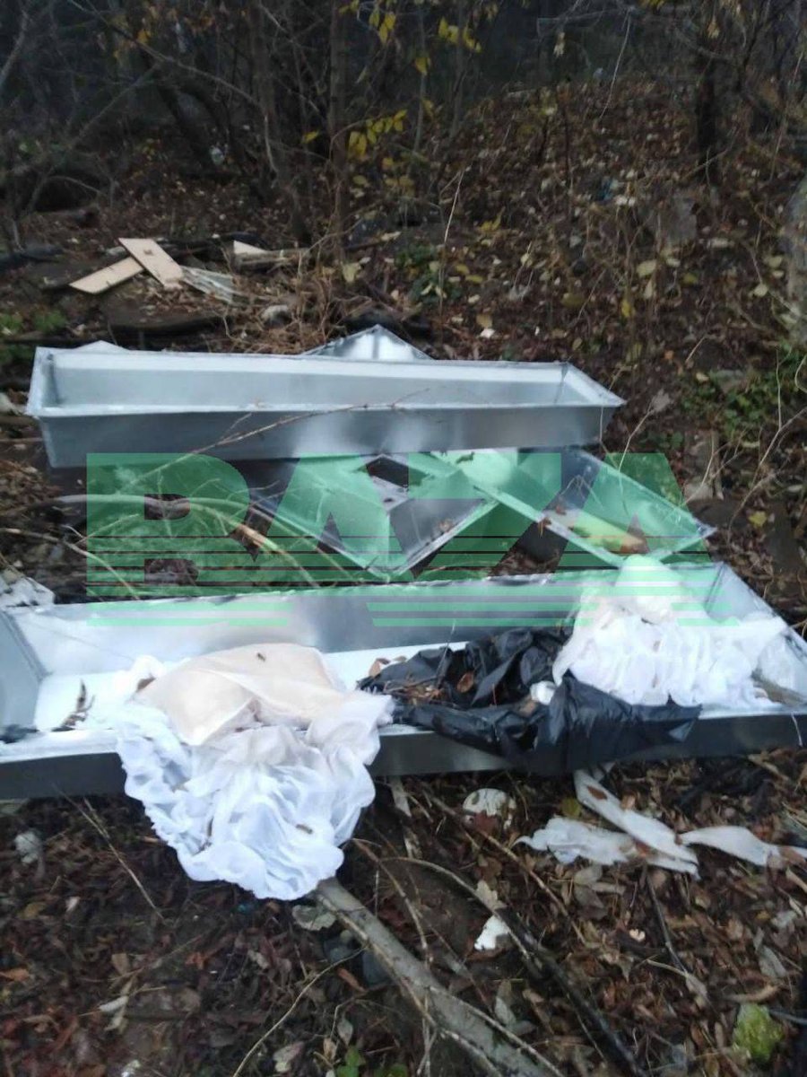 В Белгороде жители нашли в мусорке цинковые гробы, в которых доставили тела погибших солдат Местные жители пожаловались на ритуальную компанию, которая выбросила несколько гробов с иконами и пакетами в обычную мусорку, пишет Baza.