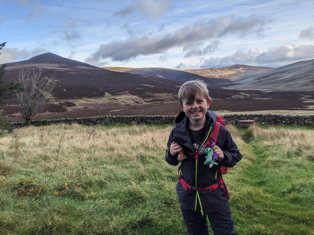 laurenexplores1's tweet photo. We stayed @SkiddawHouseYHA this week. What a place! Surrounded by beautiful fells, walking in is part of the adventure. So exciting to crest a hill &amp; see it surrounded by trees in the distance. A warm welcome from Sue &amp; her pup, some grub &amp; log burners. Amazing! Check that view! https://t.co/dii2twssO3