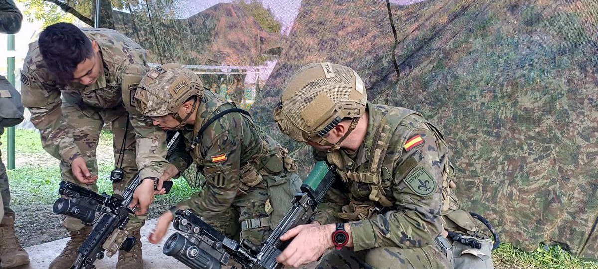 EjercitoTierra's tweet photo. #Paracaidistas Compañía Reconocimiento Avanzado #BRIPAC inician el curso "Expert Infantryman Badge" en la sede de @173rdAbnBde @USArmy #Vicenza #Italia 🇮🇹. Comienzan 1.180 candidatos varios países aliados, sólo finalizarán un 15%. Vamos paracas💪 #SkySoldiers 🇪🇸 #SomostuEjército https://t.co/UznfyIt8S3