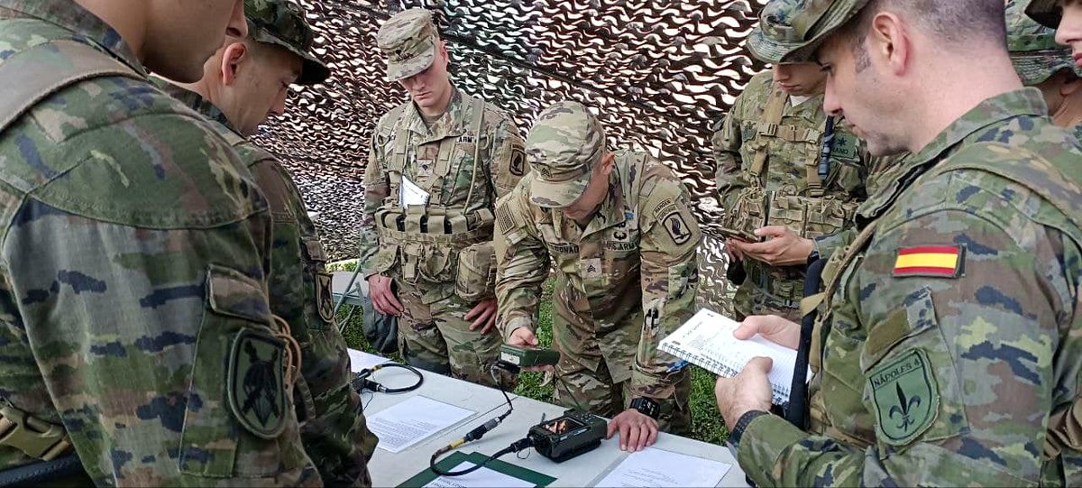 EjercitoTierra's tweet photo. #Paracaidistas Compañía Reconocimiento Avanzado #BRIPAC inician el curso "Expert Infantryman Badge" en la sede de @173rdAbnBde @USArmy #Vicenza #Italia 🇮🇹. Comienzan 1.180 candidatos varios países aliados, sólo finalizarán un 15%. Vamos paracas💪 #SkySoldiers 🇪🇸 #SomostuEjército https://t.co/UznfyIt8S3
