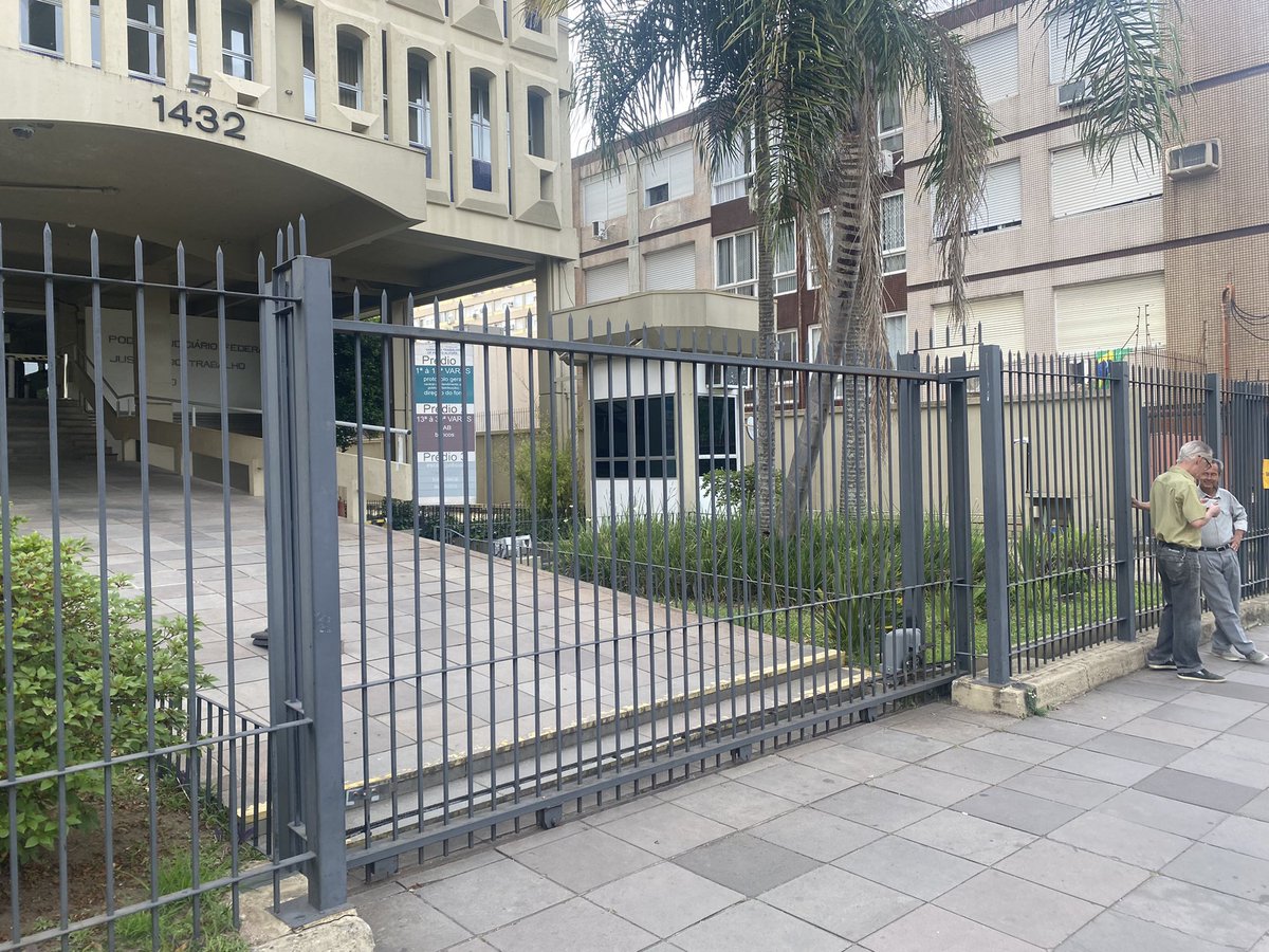 Escola President Roosvelt, em Porto Alegre, segue sem luz. Quem vota lá, votará no Fórum da Justiça do Trabalho, na av. Praia de Belas (foto). Tudo ainda tranquilo. Três pessoas aguardando.<a href="/gzhdigital/">GZH</a> #EleiçõesnaGaúcha #EleiçõesRBS2022