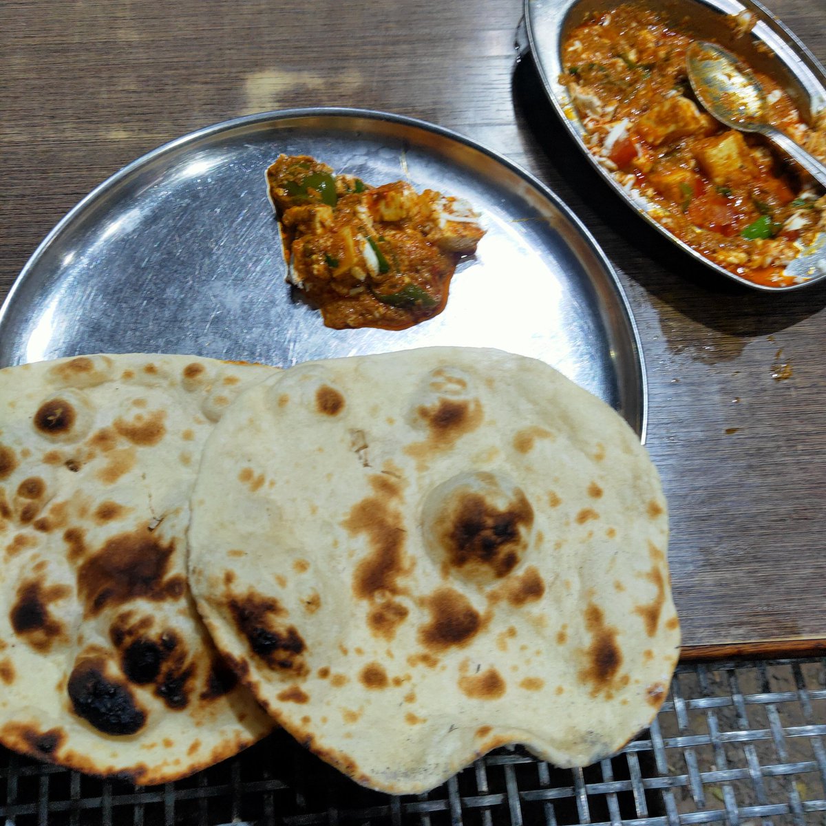 Had this Amazing, Delightful and Delicious Simple Dinner ( Tandoori Roti and Kadai Paneer ) at Baba Ramdev Dhaba, Pal Road Jodhpur.

#simpledinner #dinner #delicious #khana #foodjoint #dhaba #restaurant #foodvlogging #desidhaba #roti #paneer #kadaipaneer #desifoodculture