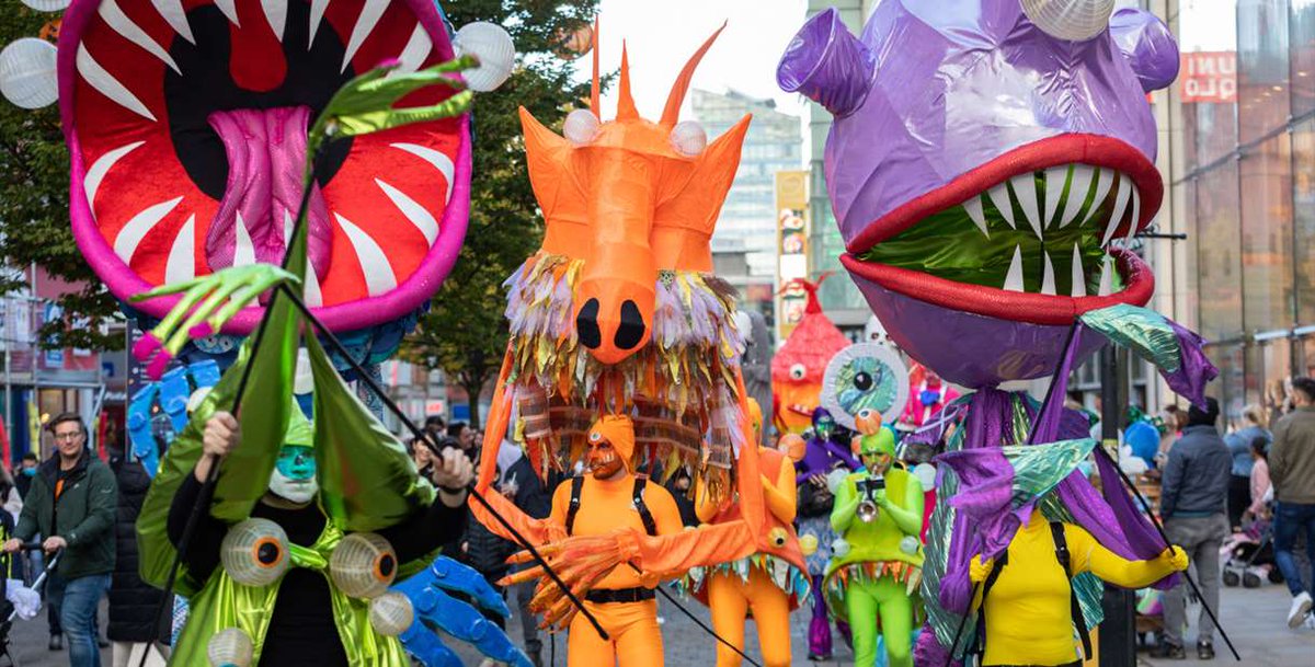 This weekend feast your eyes on an unmissable roaming performance from @walktheplank in #ManchesterCityCentre. From monster puppets & stilt walkers, to a five-piece band, rock out & party on with the Monster’s Rock! Party Procession 👾👹👽ow.ly/8Ihs50Llx1o