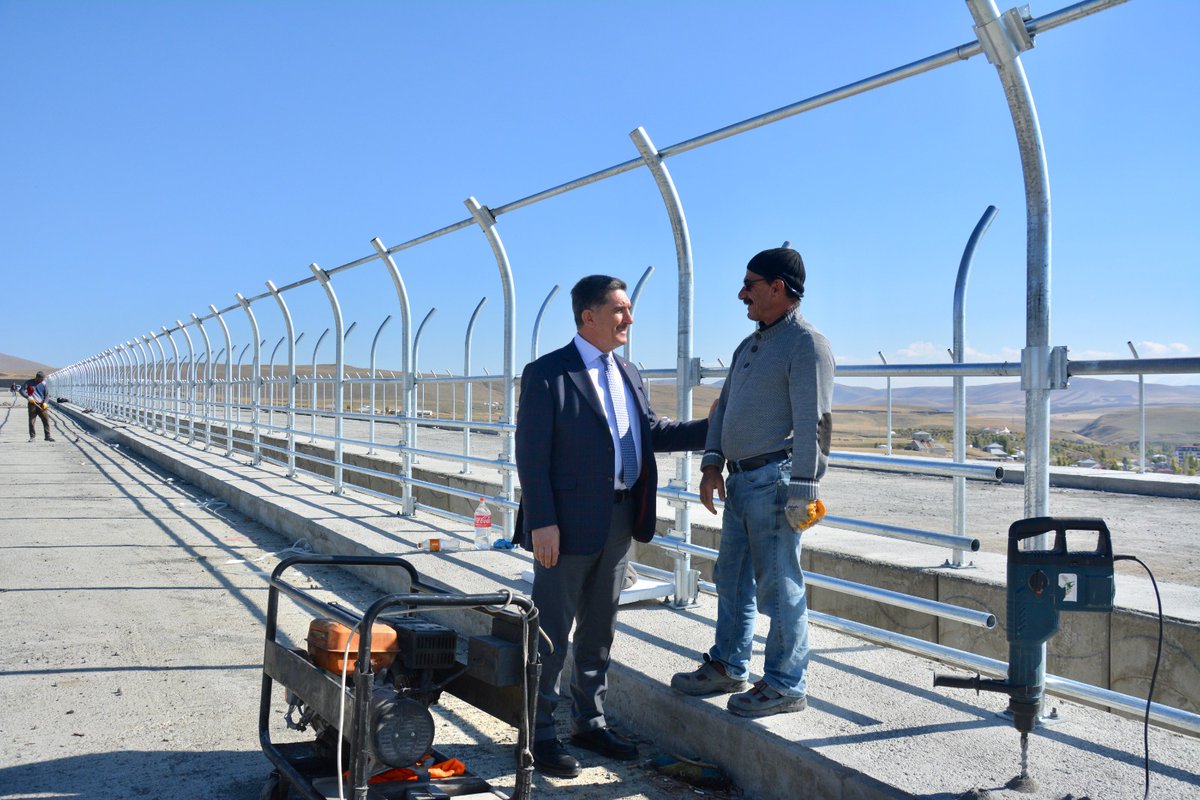 Ağrı - Hamur - Tutak - Patnos Karayolumuzun açılışına sayılı günler kaldı
Bugün yerinde incelemelerde bulunduğumuz Tutak Viyadüğümüz'de devam eden kavşak, korkuluk çalışmaları ve çevre düzenlemelerinin tamamlanmasıyla İnşallah en kısa zamanda kurdeleyi kesip karayolumuzu açacağız