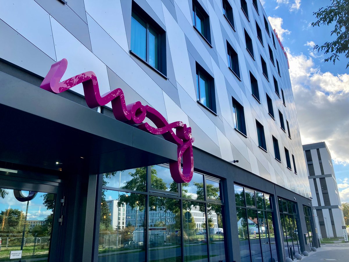 TrendJam_City's tweet photo. Ab sofort geöffnet am @BerlinAirport: @MoxyHotels by @MarriottBonvoy im Business Park #Gatelands Berlin #Schönefeld. #Hotel #Flughafen #BER https://t.co/mOqkbZi8Ss
