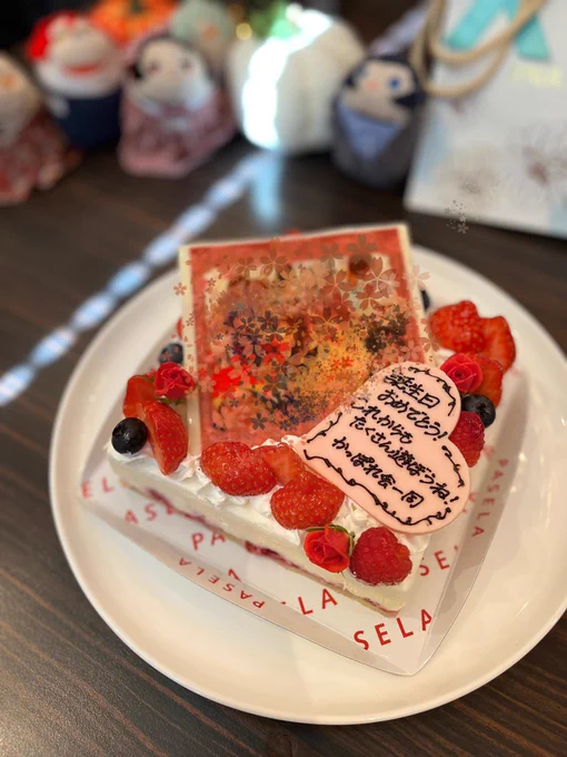 今日かっぽれ会メンバーに誕生日お祝いしてもらった…!(思い出いっぱいの写真つき)その後の実写デビルマンでデーモン誕生して「Happy  birthday…」って劇中で囁かれて私の誕生日が前フリへと化したの最高に面白かった…デビルマンからのワンピースの映画ハシゴの温度差は生涯忘れない 