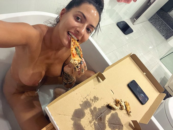 Bathtime pizza 🍕 🛁 https://t.co/JnsXsieTIR<a href="/tag/theeddie"class="tags"><span>#theeddie</span></a>