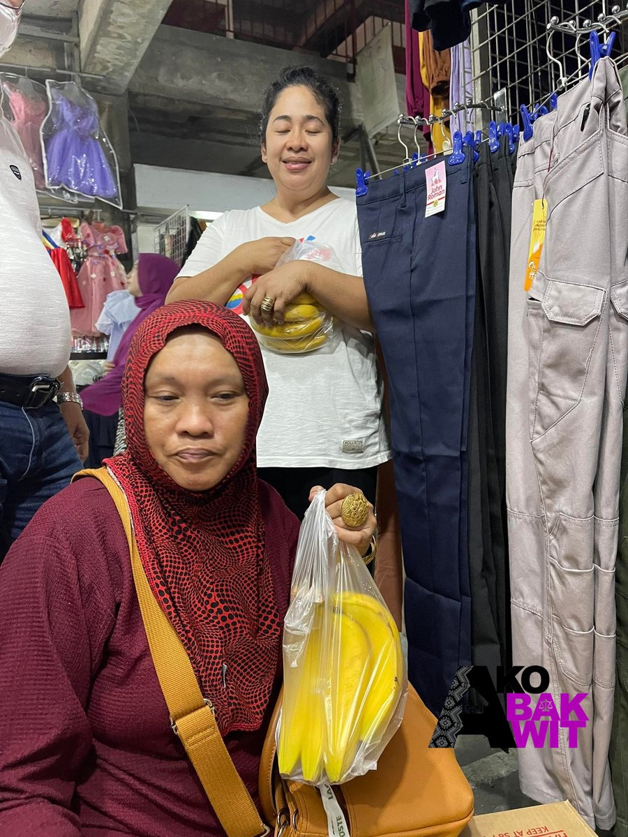 AkoBakwit's tweet photo. Nakapagbigay din tayo ng mga cavendish banana sa mga kapatid nating vendor sa ilang piling lugar sa Metro Manila at Rizal.

Maraming salamat sa Rise Against Hunger Philippines at Dole Philippines at sa lahat ng mga tumulong upang maipaabot ito.

#AkoBakwit https://t.co/RDkyAeB2uu