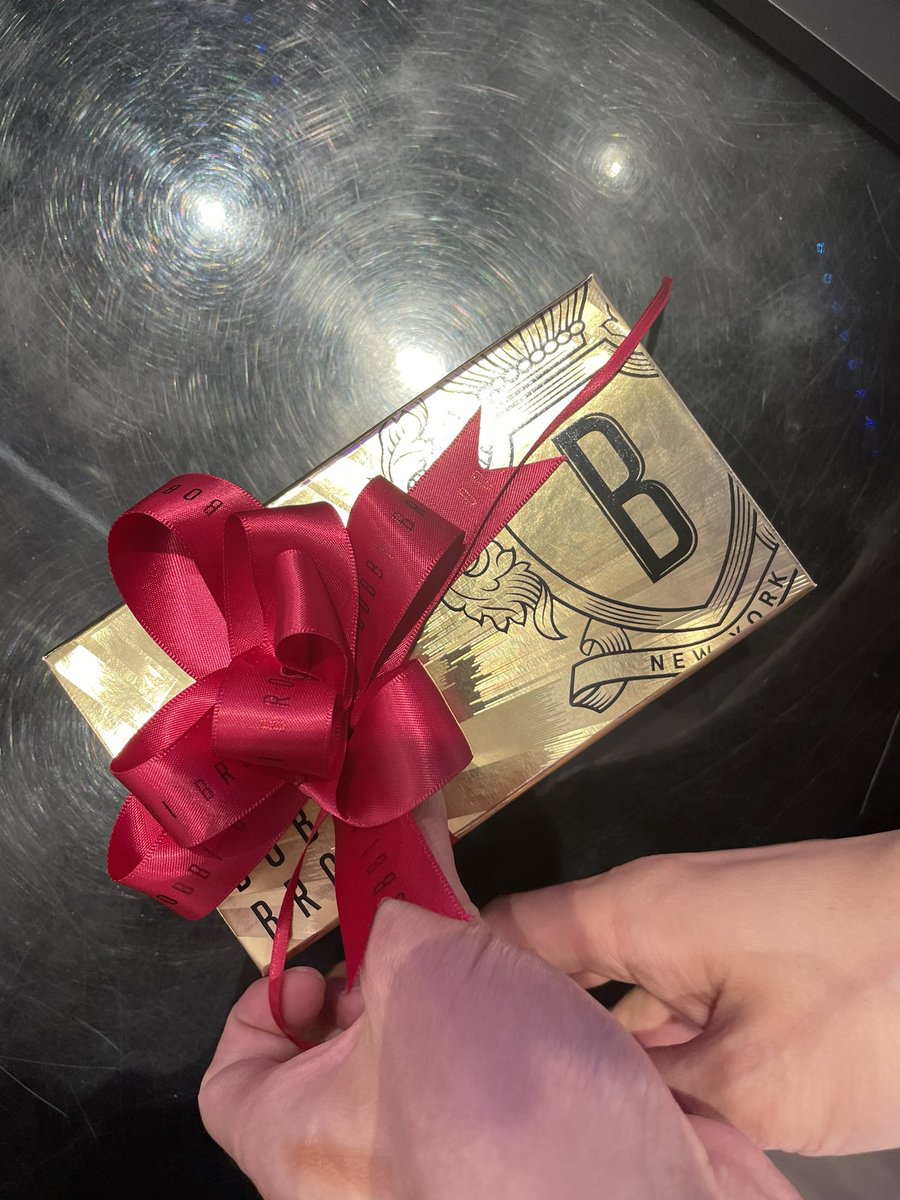 makeupbyarmanna's tweet photo. มาซื้อของที่ @BobbiBrown_TH  ตอนนี้เค้ามีบริการห่อของขวัญด้วยนะเธอ และกล่องก็สวยมากด้วยนะ https://t.co/z5zL1Wutbr