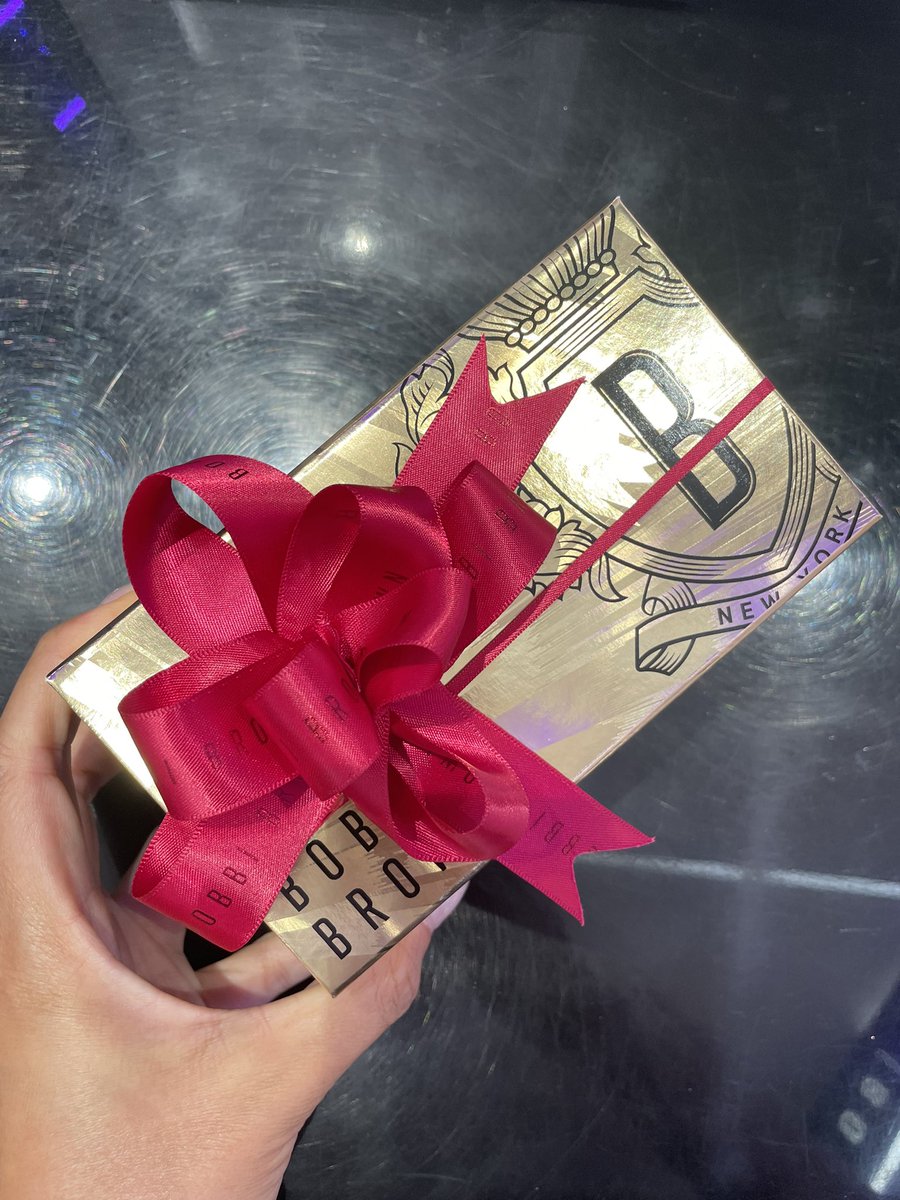 makeupbyarmanna's tweet photo. มาซื้อของที่ @BobbiBrown_TH  ตอนนี้เค้ามีบริการห่อของขวัญด้วยนะเธอ และกล่องก็สวยมากด้วยนะ https://t.co/z5zL1Wutbr