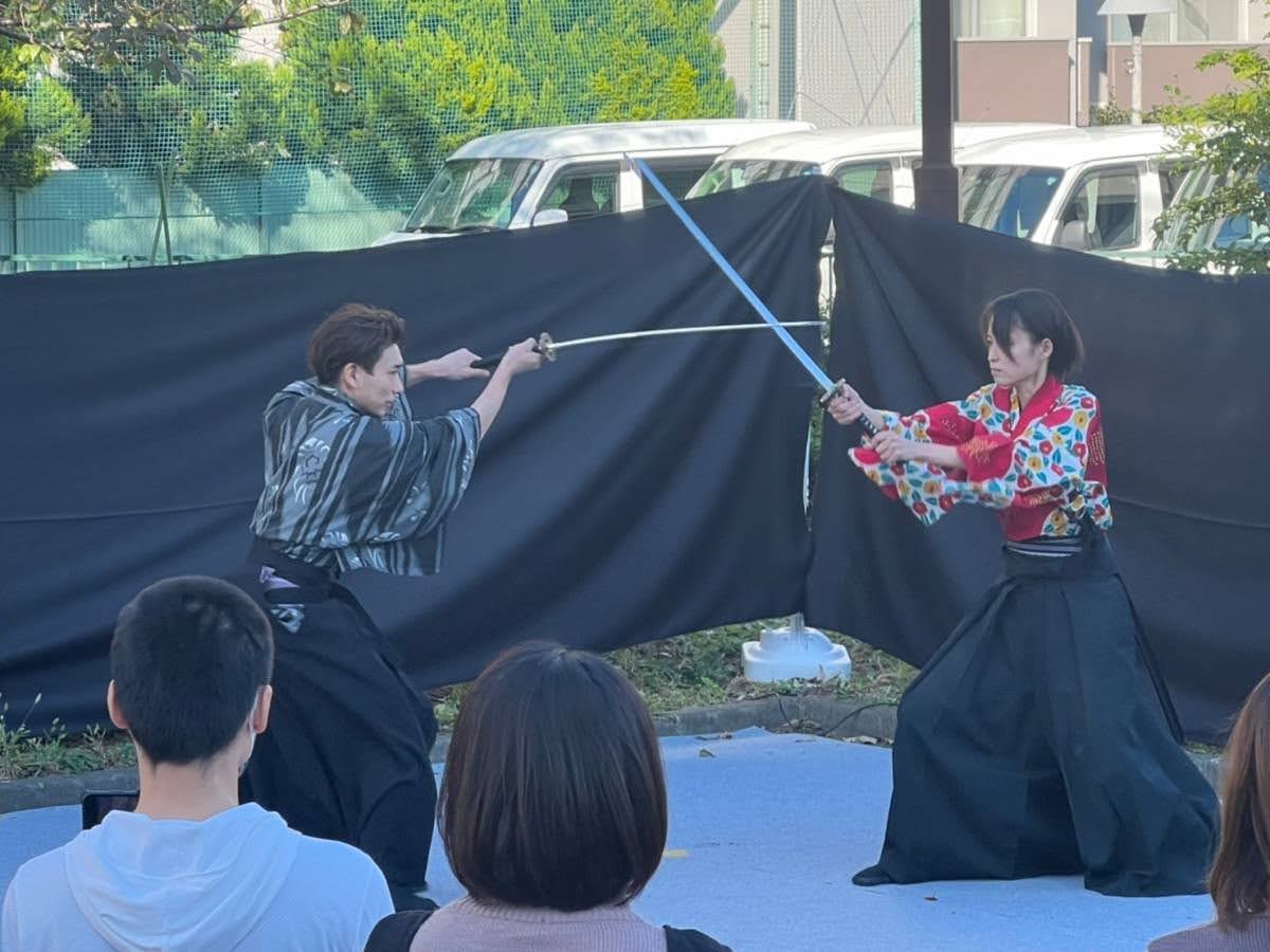 HIRO_TATEZEMI's tweet photo. 昨日、#いたばしアートフェスタ での殺陣パフォーマンス終了しました！
爽やかな秋晴れの下、多くのお客様にご覧いただき、とても気持ちよくパフォーマンスを行うことができました。
殺陣体験コーナーも含め、「殺陣って楽しそう🤩」と思っていただけたら嬉しいです。
ありがとうございました😉✨。 https://t.co/hC9dhpKU7q