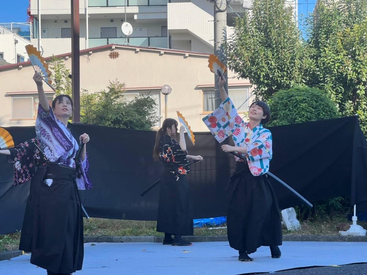 HIRO_TATEZEMI's tweet photo. 昨日、#いたばしアートフェスタ での殺陣パフォーマンス終了しました！
爽やかな秋晴れの下、多くのお客様にご覧いただき、とても気持ちよくパフォーマンスを行うことができました。
殺陣体験コーナーも含め、「殺陣って楽しそう🤩」と思っていただけたら嬉しいです。
ありがとうございました😉✨。 https://t.co/hC9dhpKU7q