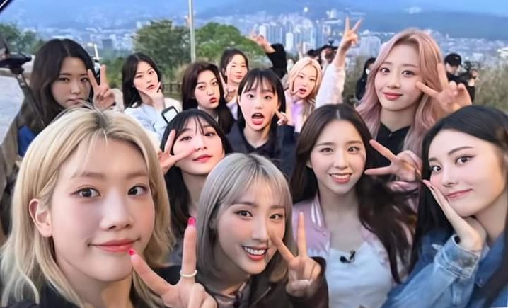 bluesouI_'s tweet image. thread of loona viral videos on twitter