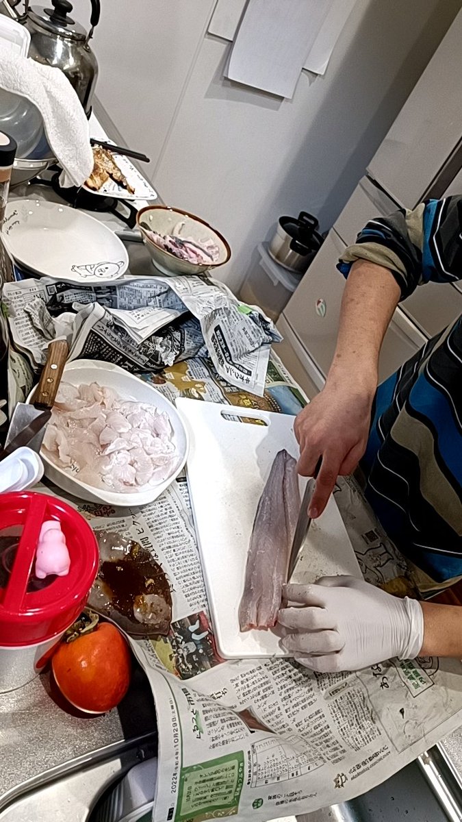aokid7's tweet photo. 大物だけ写真撮って、自宅前の川で下処理（アラはカニの餌！）、次男に捌いてもらって、2人でつまみ食いしてたら、少なくなってしまった😋 https://t.co/O3DtmGlLxu