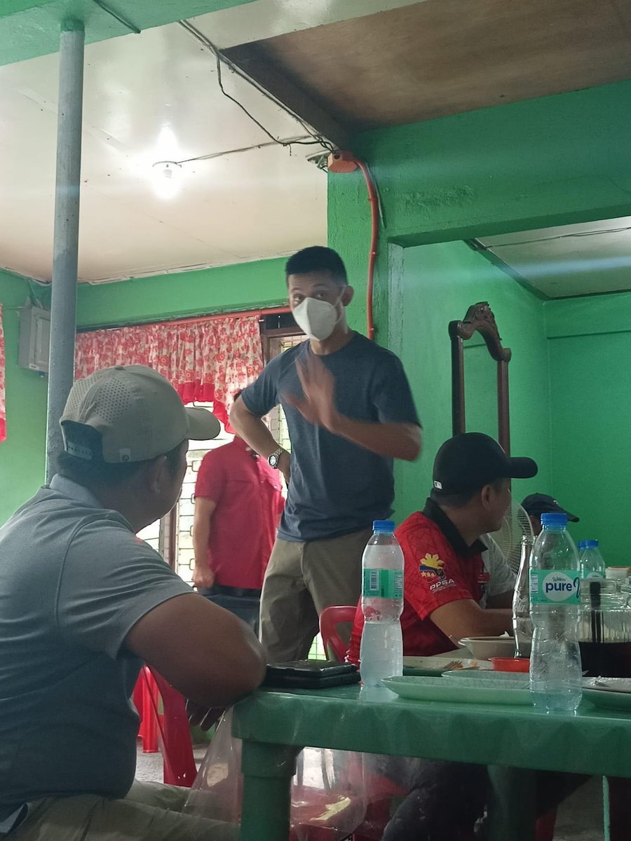 _katrinadomingo's tweet photo. Staff of Dawang’s Eatery in Laoag City confirms President @bongbongmarcos is in Ilocos this weekend.

The President, his son Vincent &amp; his nephew Ilocos Norte Gov. Matthew Manotoc had lunch there Sunday, Oct 30, eatery staff says.

📷: Dawang’s Eatery Laoag https://t.co/ut12DUAlL2