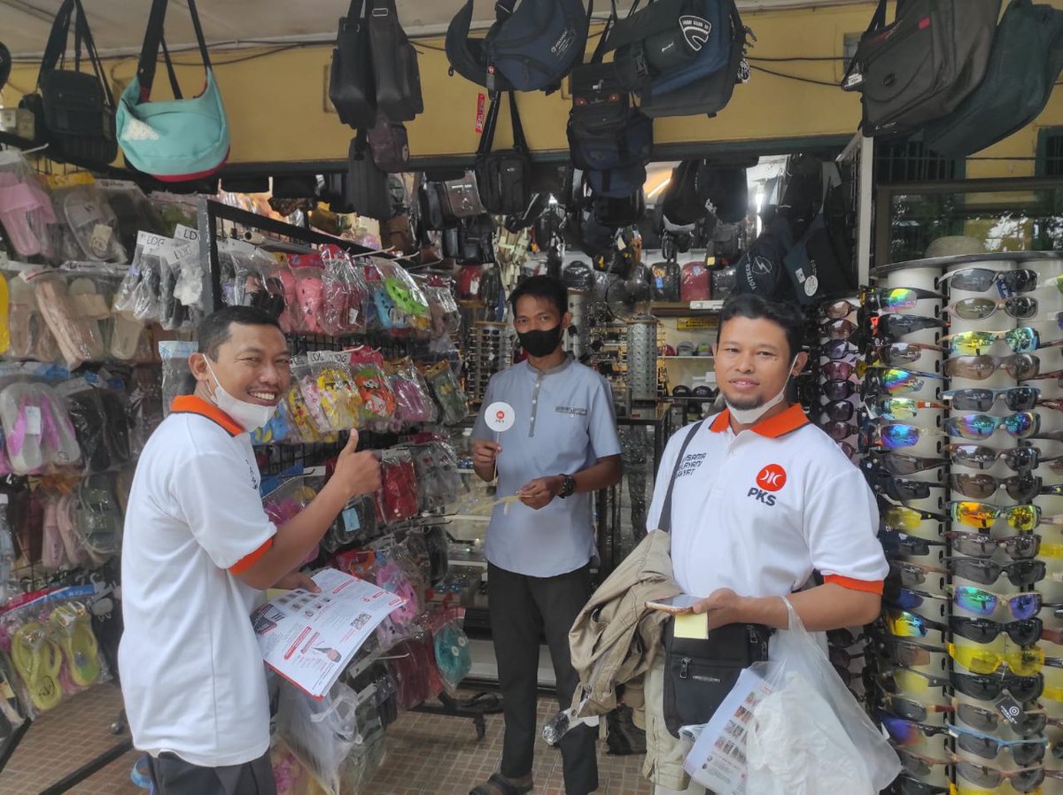 PKSLampung's tweet photo. Sejak dulu, PKS adalah keseluruhan. Tidak mengandalkan satu dua tokoh, tetapi semuanya bergerak. Dari pimpinan pusat hingga pimpin ranting di kelurahan dan desa-desa. 

#PKSmenyapa https://t.co/C3xTYlstUE