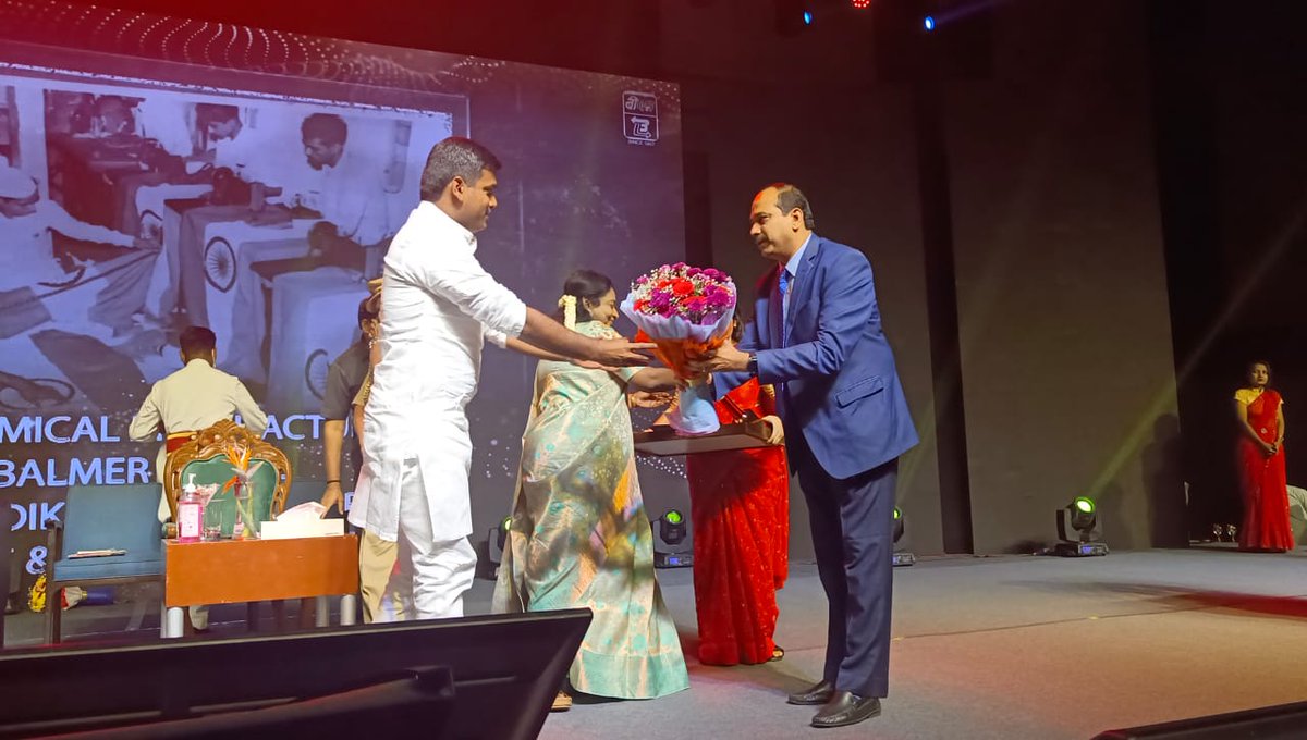 Balmer_Lawrie's tweet photo. #BalmerLawrie received Business Excellence Award 2022 during a program organised by #HMTV in #Hyderabad for outstanding achievements in the field of #business.
Mr. Adika Ratna Sekhar, C&amp;MD, #BalmerLawrie received the award from Tamilisai Soundararajan
Governor of #Telangana https://t.co/MNgc4y3Xnd
