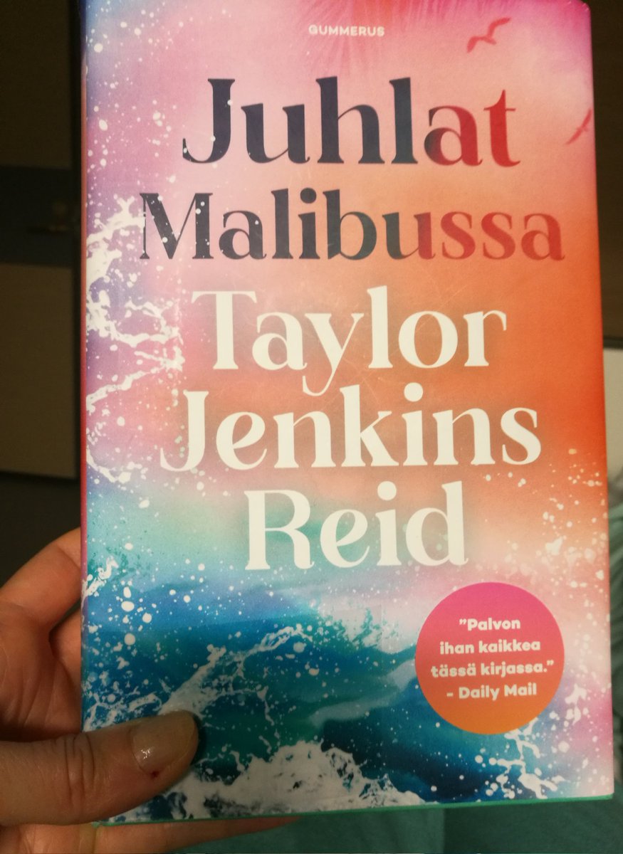 Minnkku's tweet photo. "Malibu syttyy palamaan."
Taylor Jenkins Reid Juhlat Malibussa; suomentaneet Riina Vuokko ja Jaakko Kankaanpää.
Ei hitsi. Nämä v. -83 juhlat taitaa kyllä olla enimmäkseen pettymys. Puoli kirjaa meni ennen kuin ne edes alkoi.
#kirjanalku #TaylorJenkinsReid #Gummerus #kirjatwitter https://t.co/qwBJkCU6t7